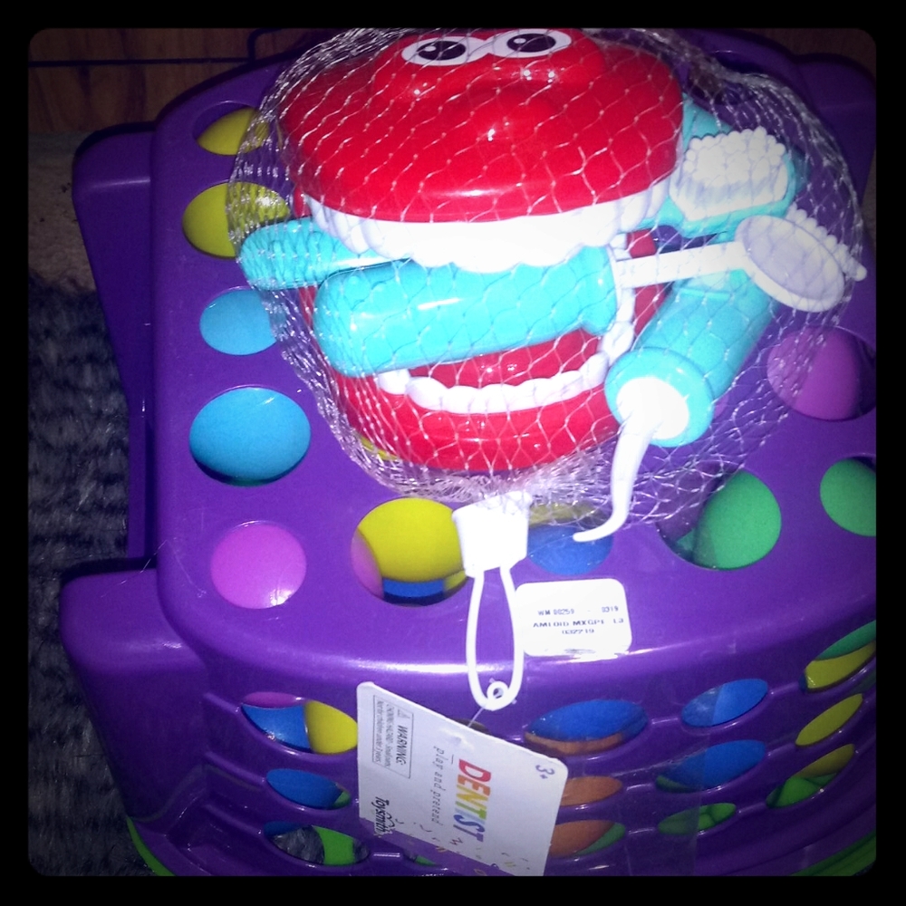 Pretend dentist and plastic ball set